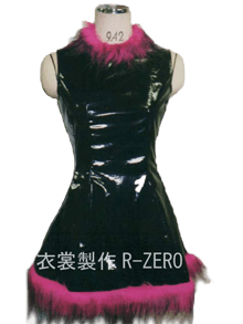 ショッキングピンクのファー付き黒のレザー風ワンピース製作例